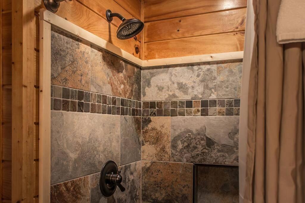 Holly Tree Hideaway - Semi Secluded Mtn Setting