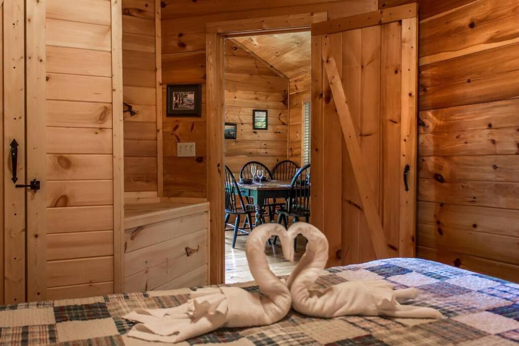 Hébergement de vacances Holly Tree Hideaway - Semi Secluded Mtn Setting