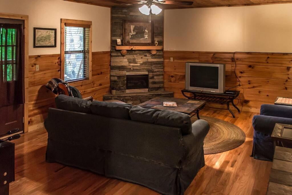 Holly Tree Hideaway - Semi Secluded Mtn Setting *