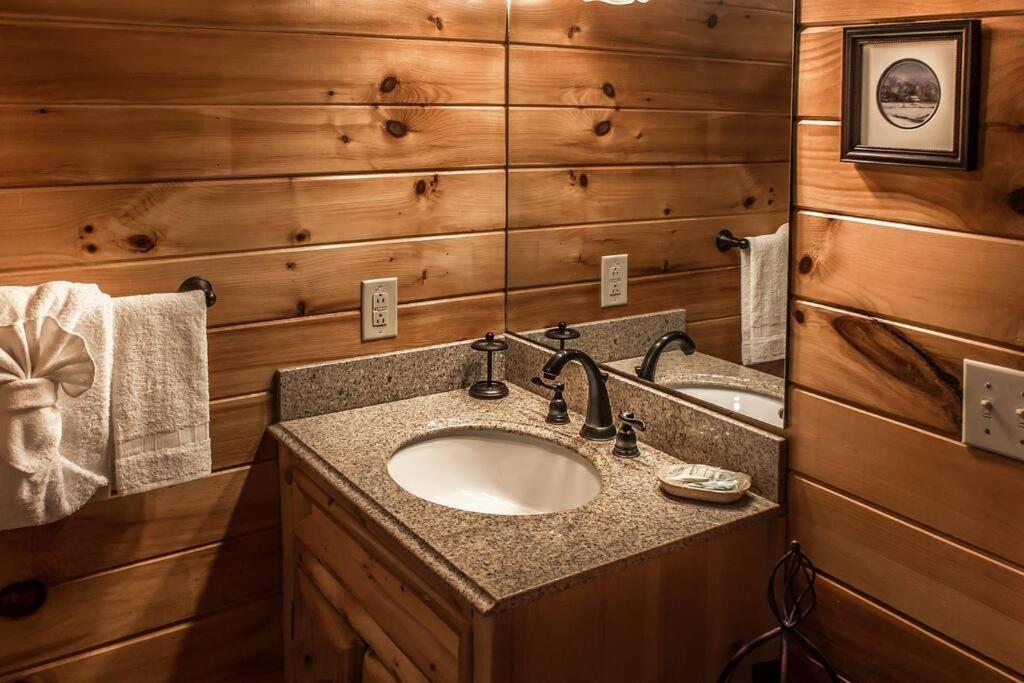 Holly Tree Hideaway - Semi Secluded Mtn Setting