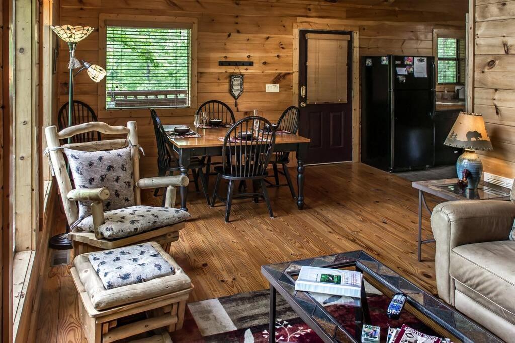 Holly Tree Hideaway - Semi Secluded Mtn Setting *