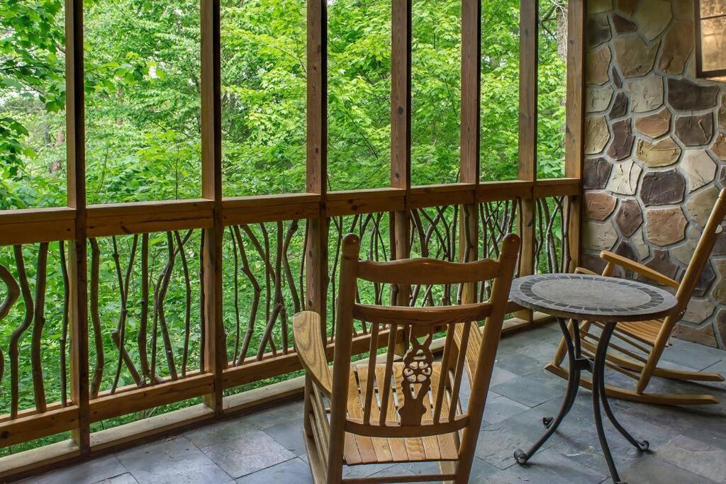 Holly Tree Hideaway - Semi Secluded Mtn Setting *